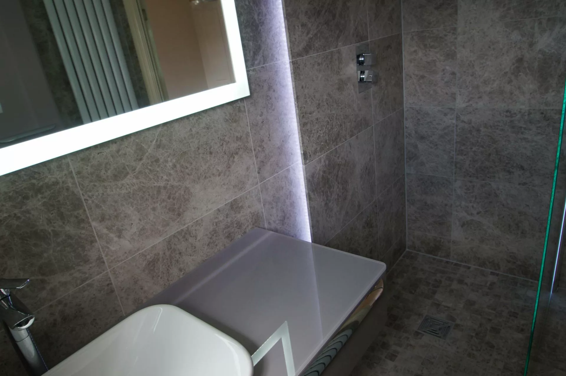 13-w2000 Taupe Bathroom Design