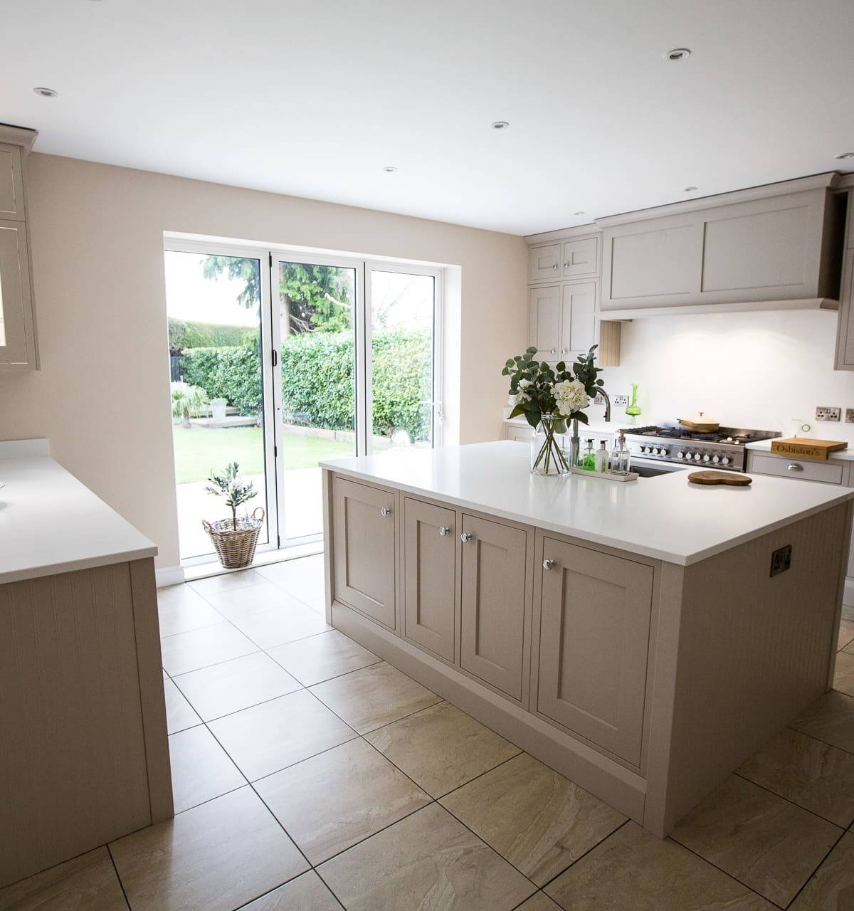 Kitchen by Leonide Interiors – English Tea