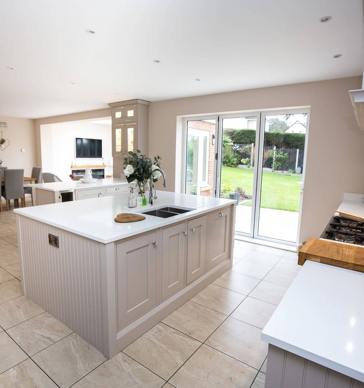 Kitchen by Leonide Interiors – English Tea
