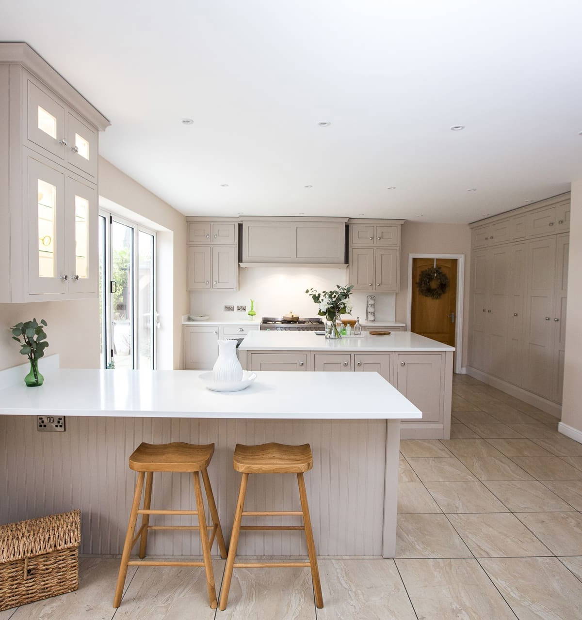 Kitchen by Leonide Interiors – English Tea