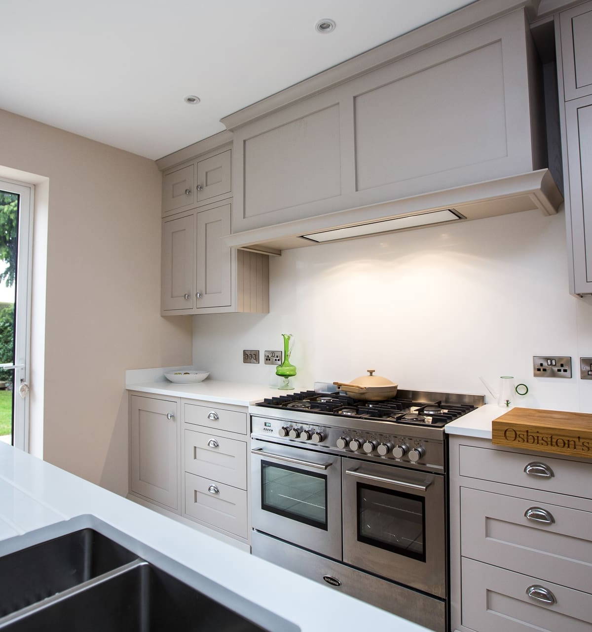 Kitchen by Leonide Interiors – English Tea