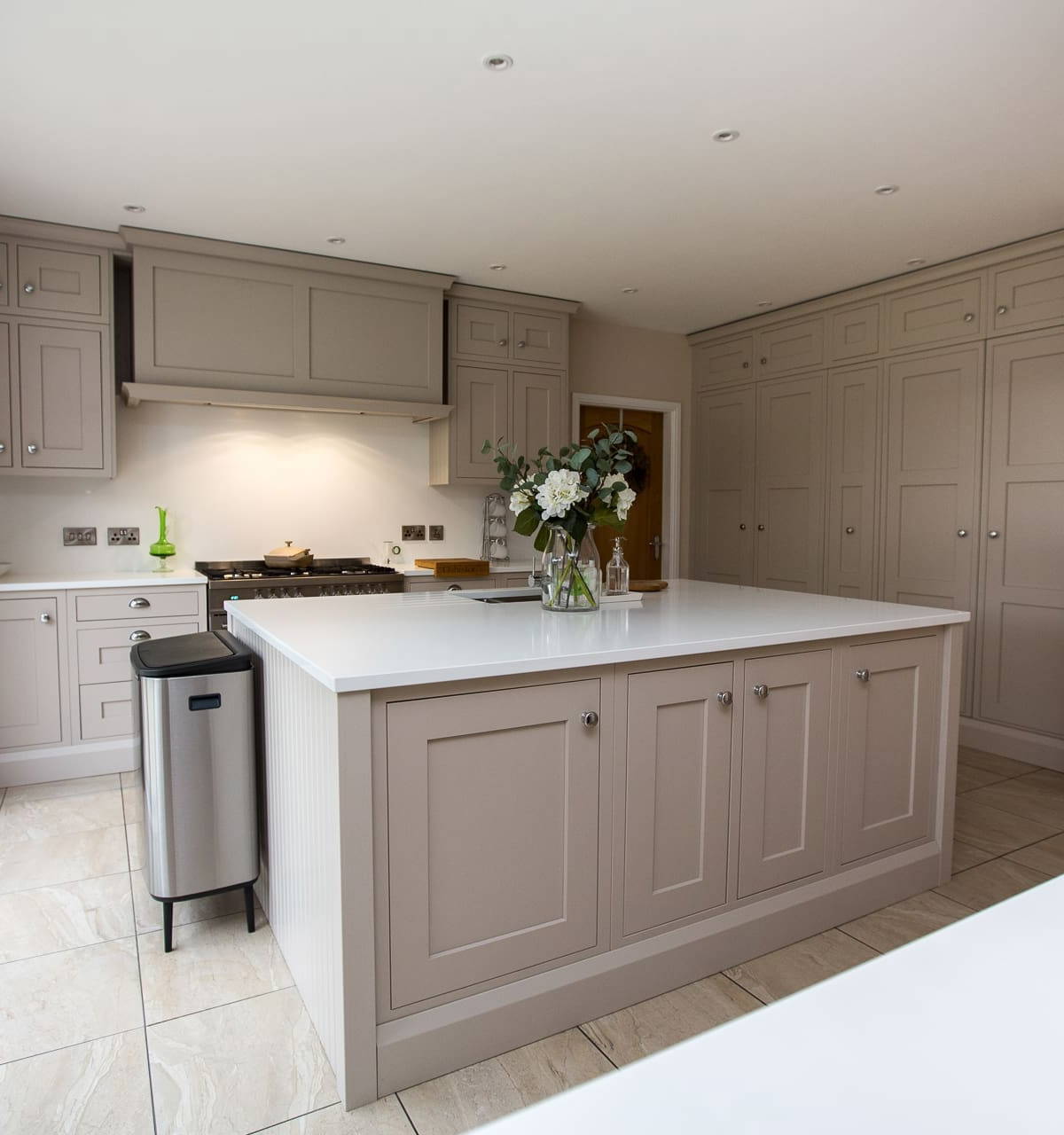 Kitchen by Leonide Interiors – English Tea
