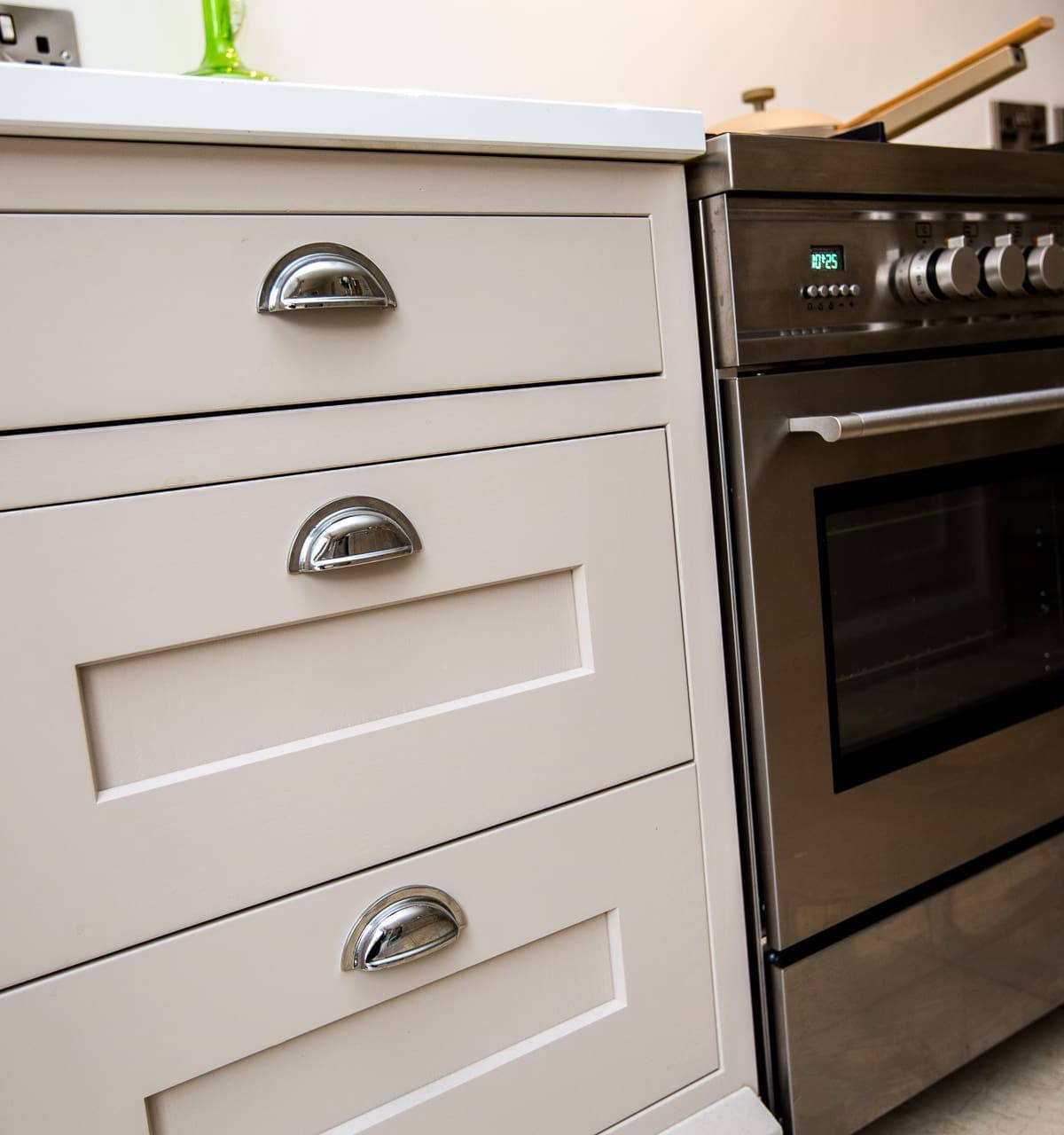 Kitchen by Leonide Interiors – English Tea