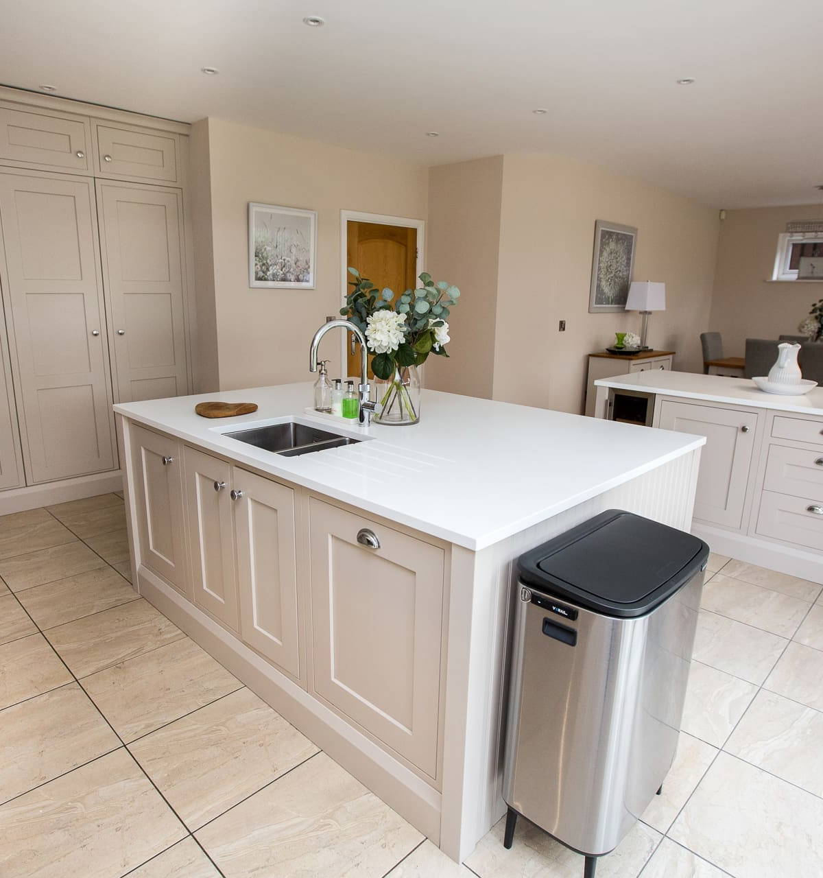 Kitchen by Leonide Interiors – English Tea