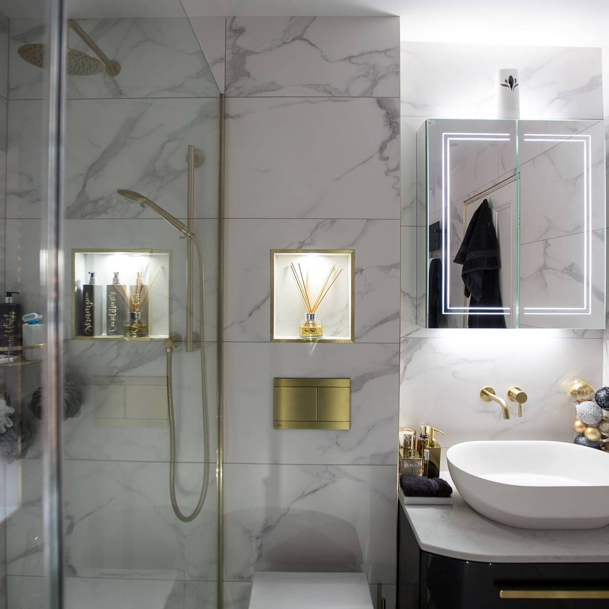 Bathroom by Leonide Interiors – Golden Pearl