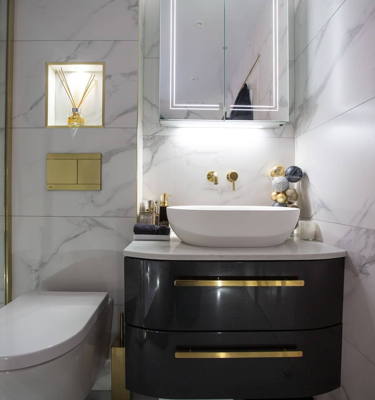 Bathroom by Leonide Interiors – Golden Pearl