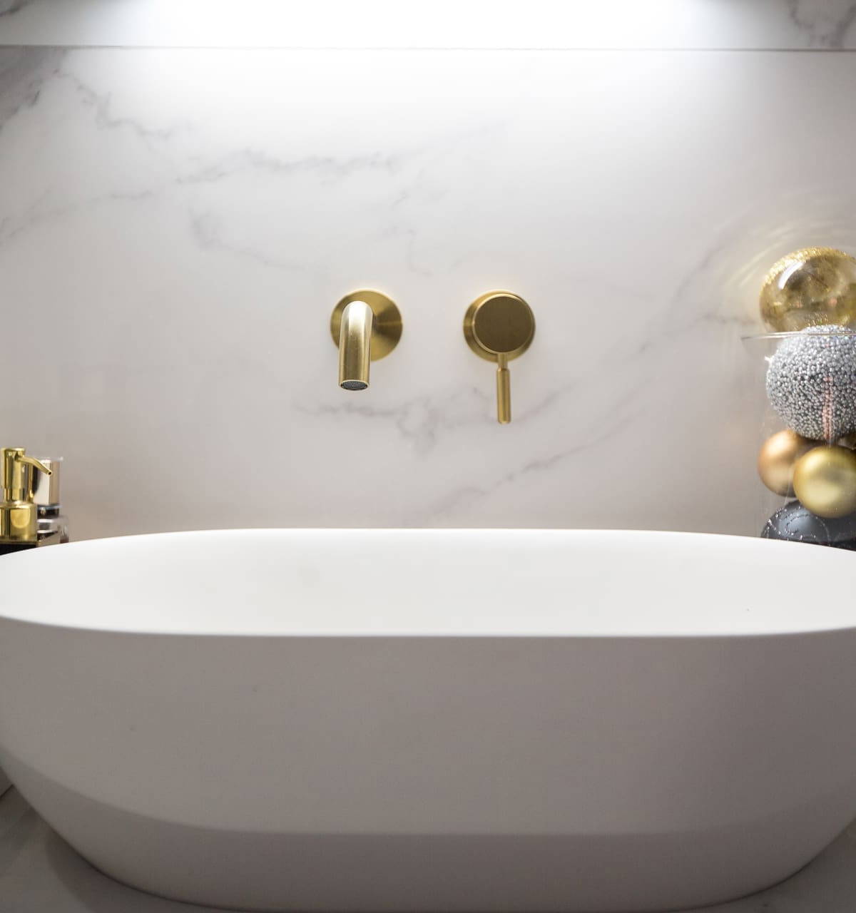 Bathroom by Leonide Interiors – Golden Pearl