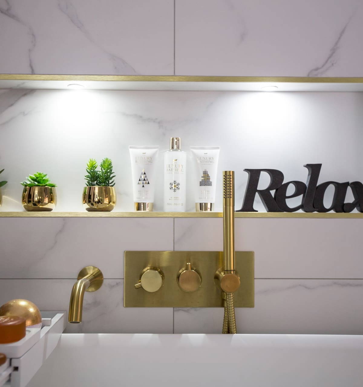 Bathroom by Leonide Interiors – Golden Pearl