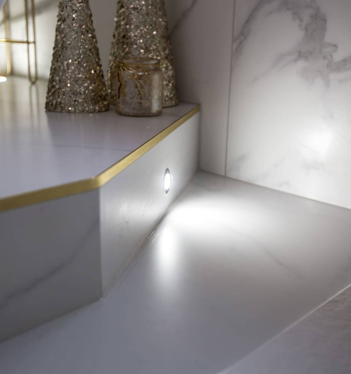 Bathroom by Leonide Interiors – Golden Pearl