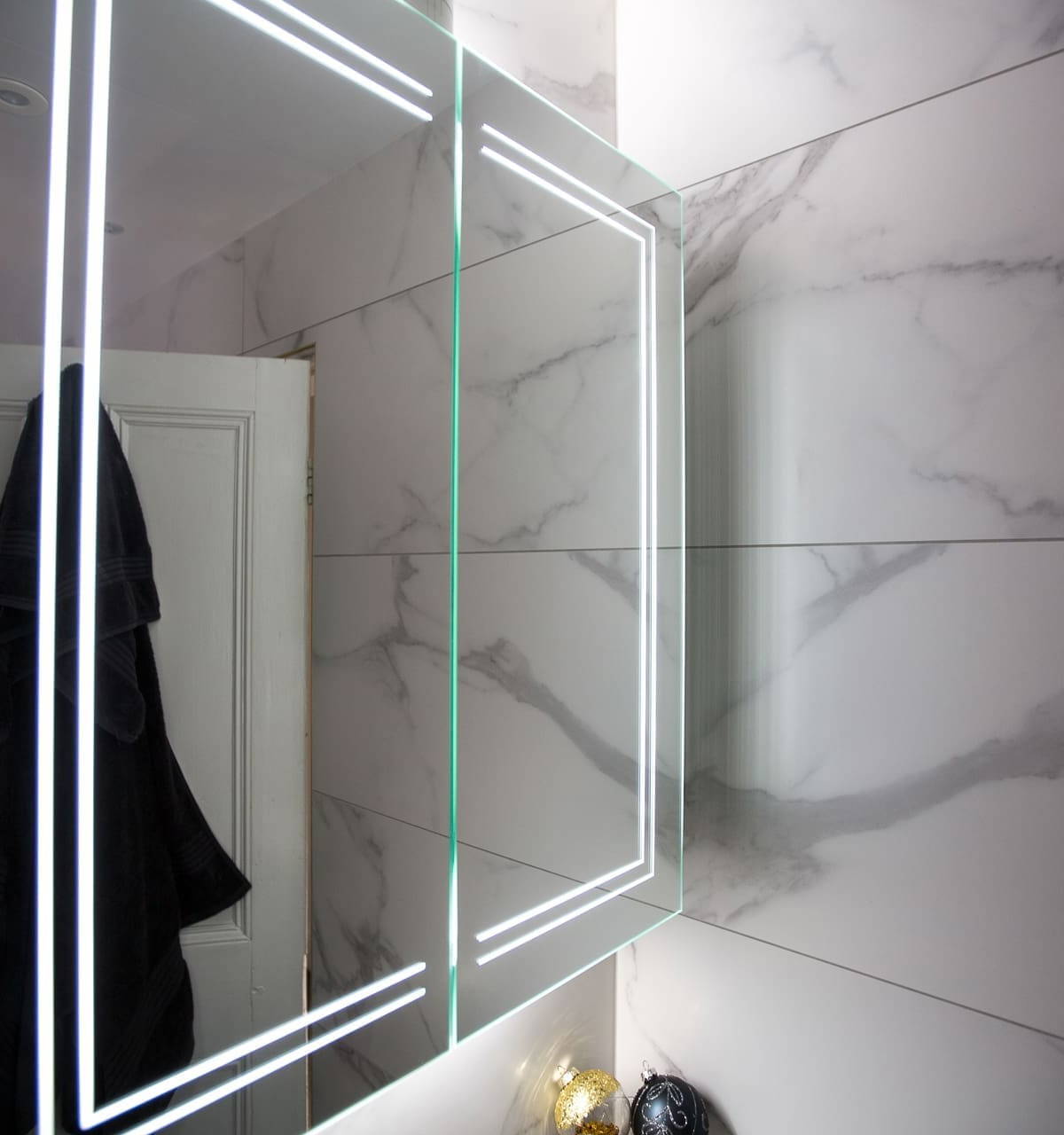 Bathroom by Leonide Interiors – Golden Pearl