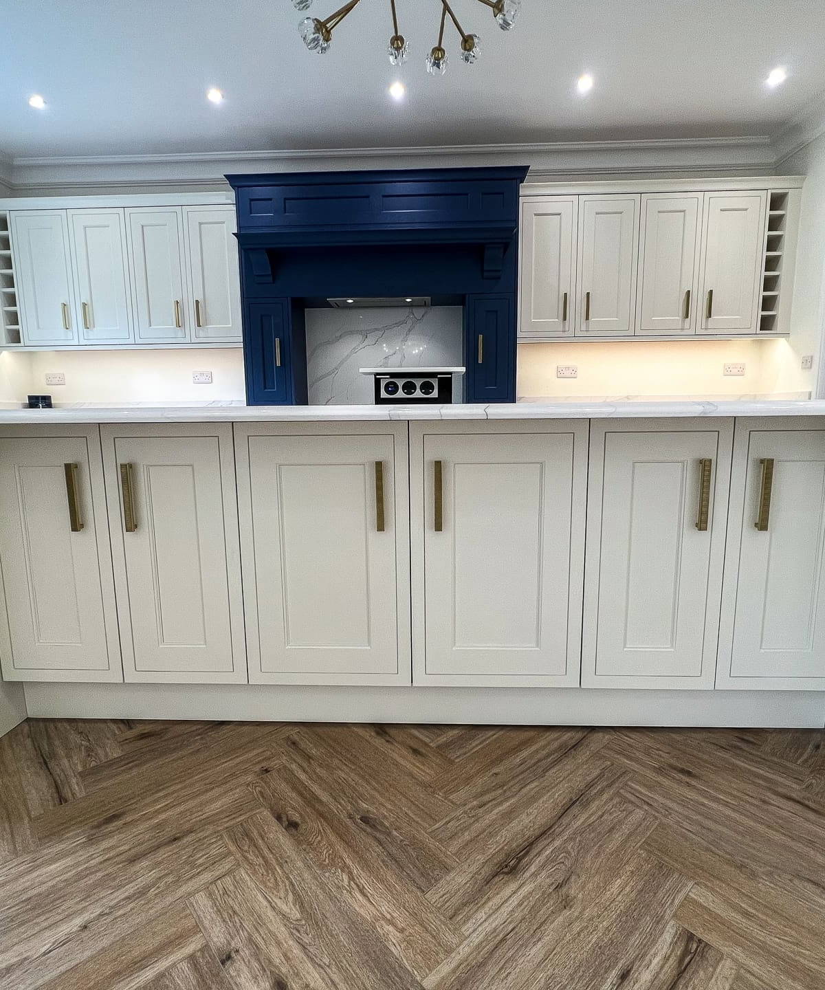 Kitchen by Leonide Interiors – Marina