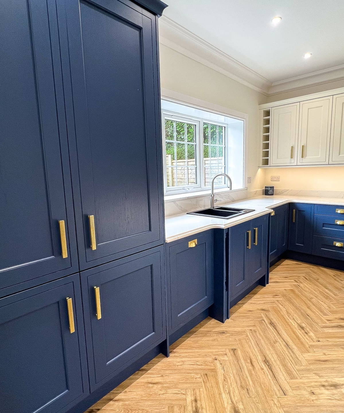 Kitchen by Leonide Interiors – Marina