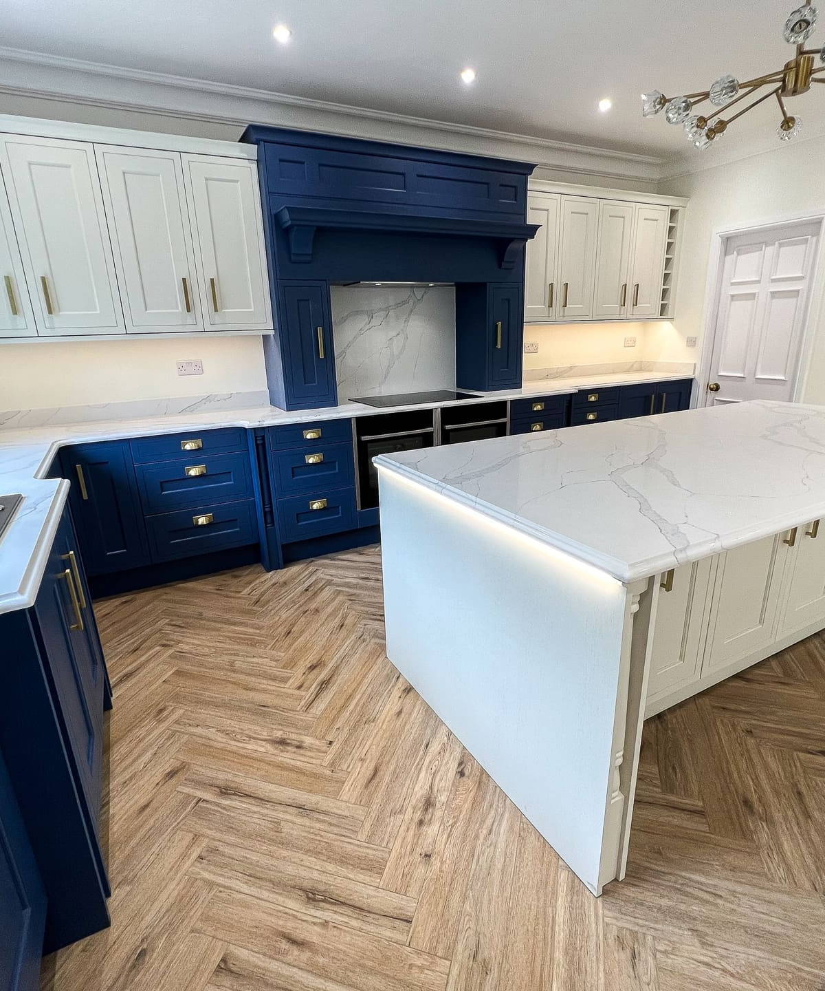 Kitchen by Leonide Interiors – Marina