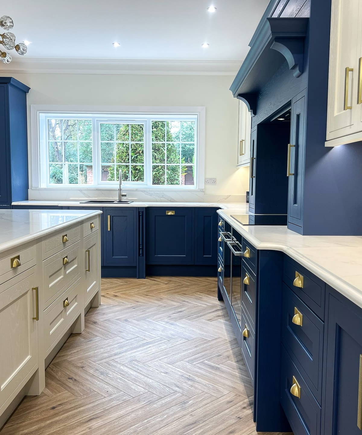 Kitchen by Leonide Interiors – Marina
