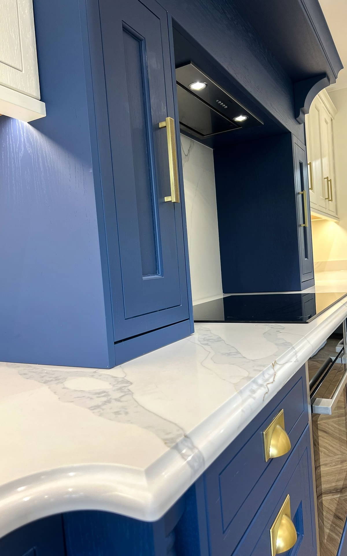 Kitchen by Leonide Interiors – Marina