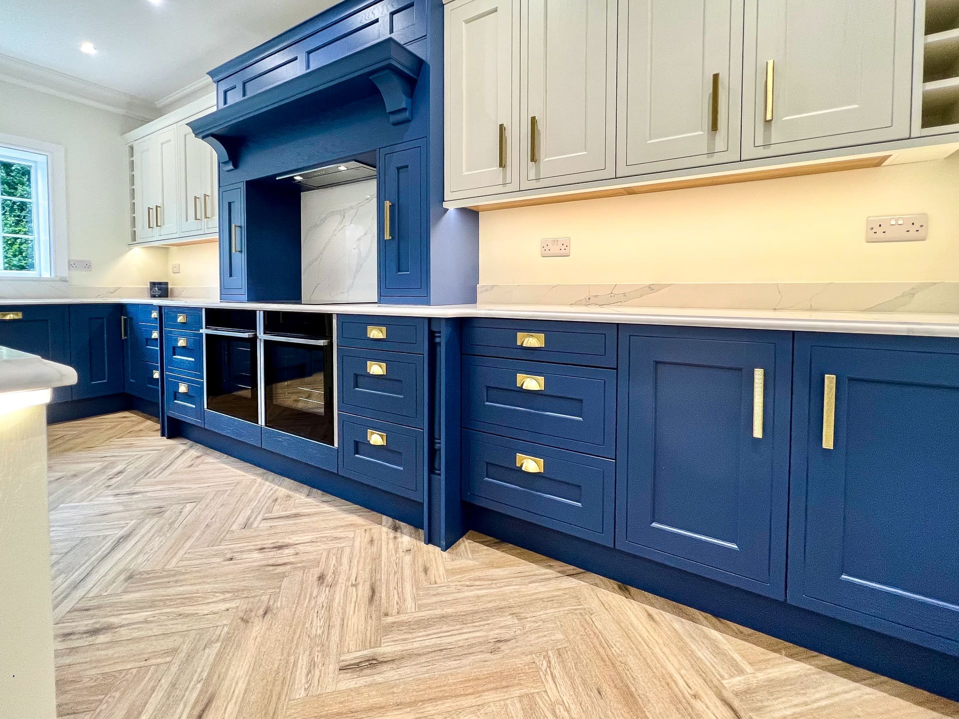 Kitchen by Leonide Interiors – Marina