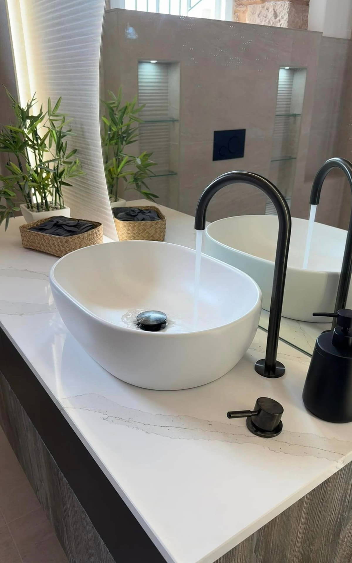 Bathroom by Leonide Interiors – Oasis