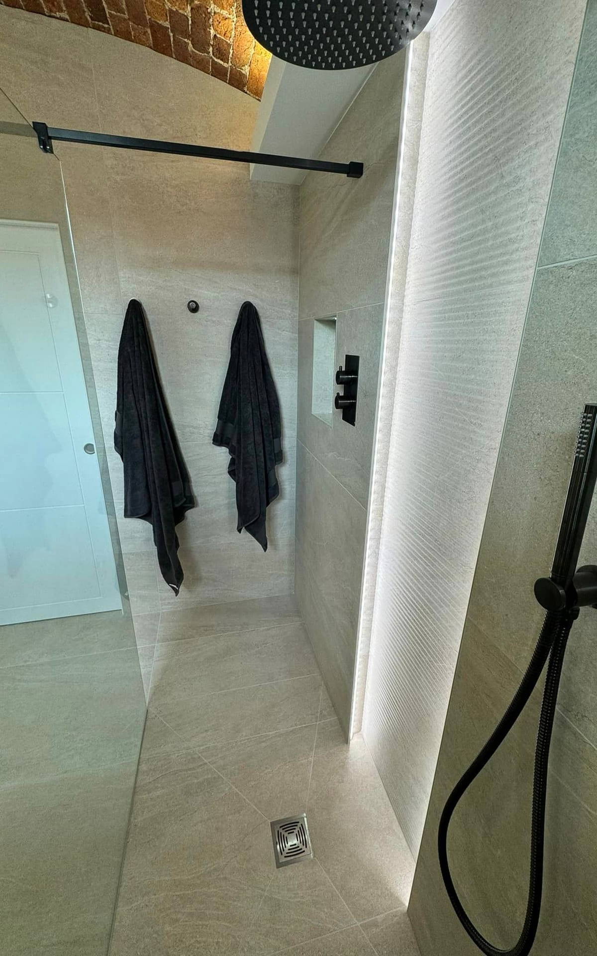 Bathroom by Leonide Interiors – Oasis