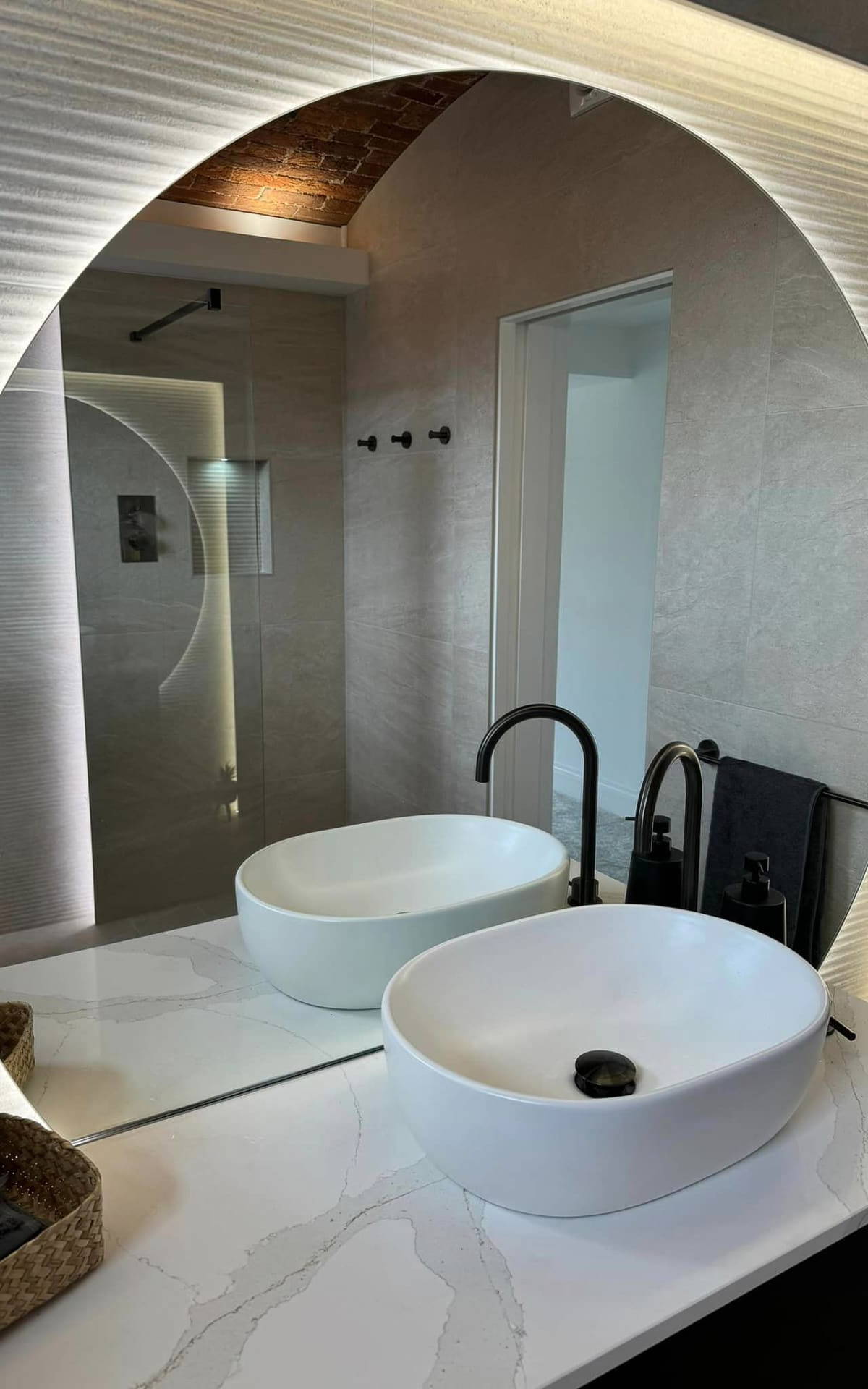 Bathroom by Leonide Interiors – Oasis