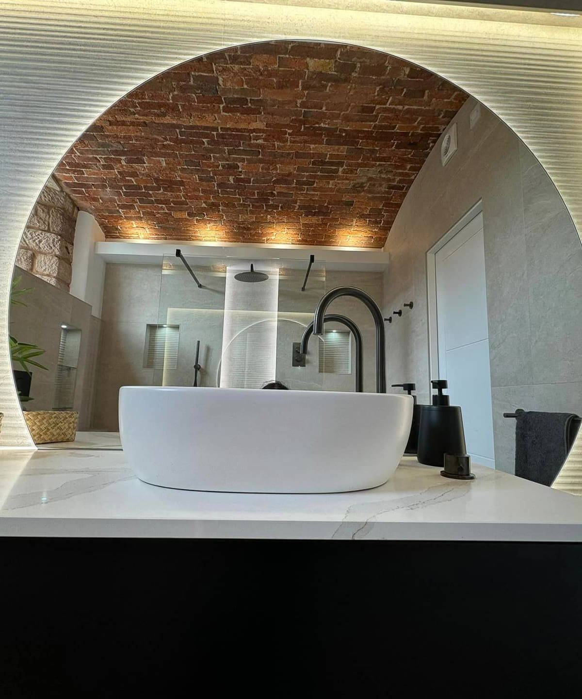 Bathroom by Leonide Interiors – Oasis