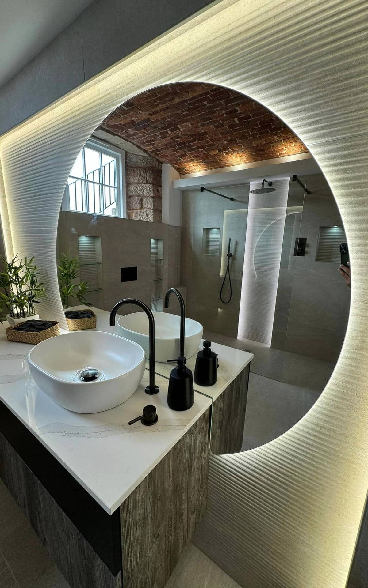 Bathroom by Leonide Interiors – Oasis