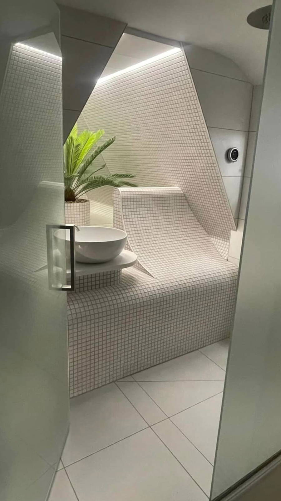 Bathroom by Leonide Interiors – Snow Drift