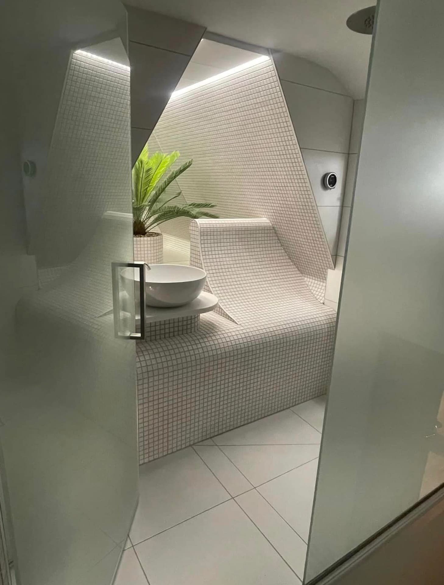 Bathroom by Leonide Interiors – Snow Drift