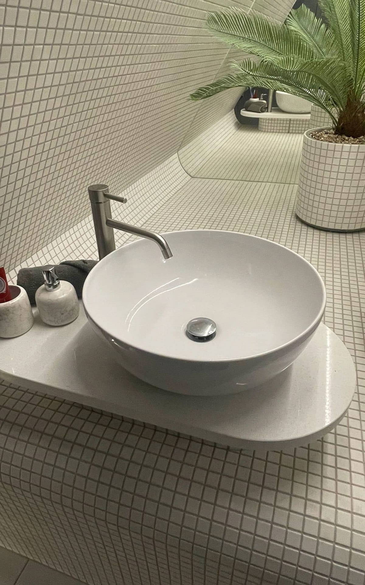 Bathroom by Leonide Interiors – Snow Drift