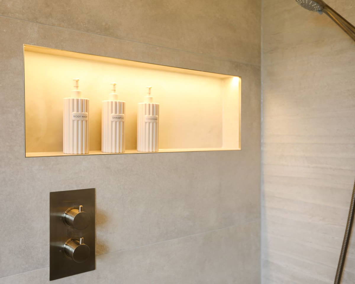 Modern bathroom by Leonide Interiors