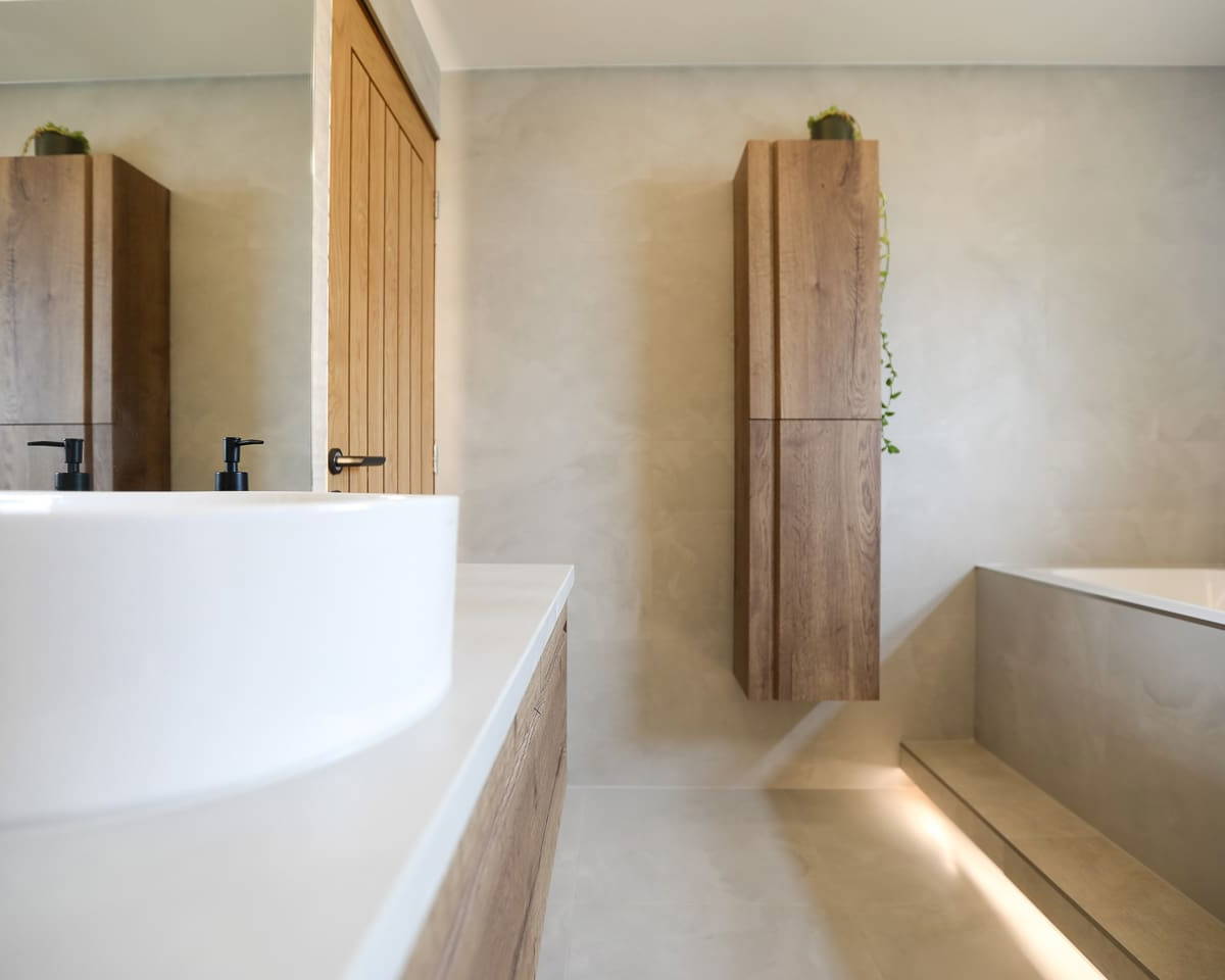 Side lit bathroom ceiling feature