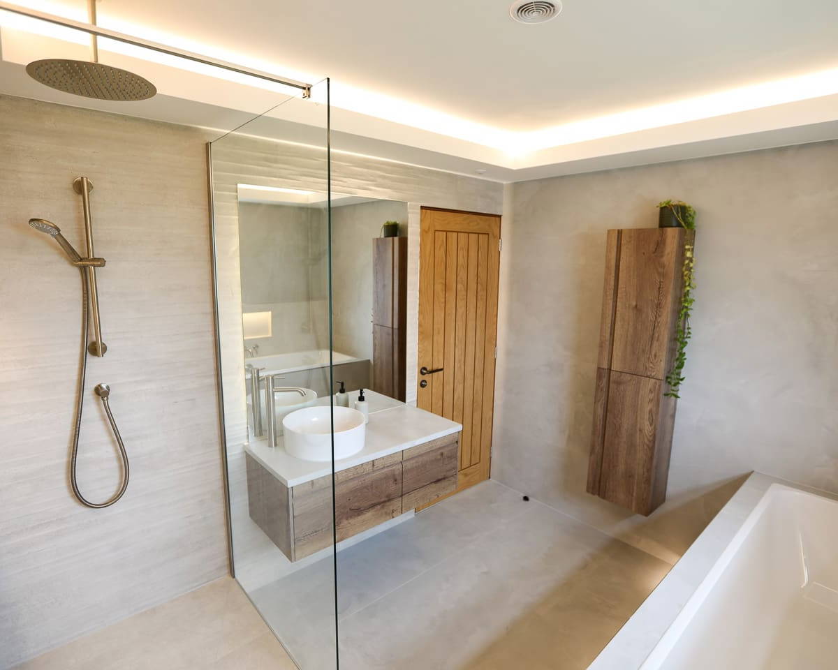 Frameless glass wetroom screen