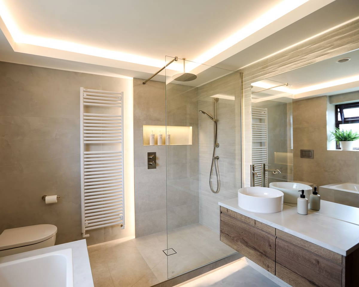 Modern bathroom by Leonide Interiors