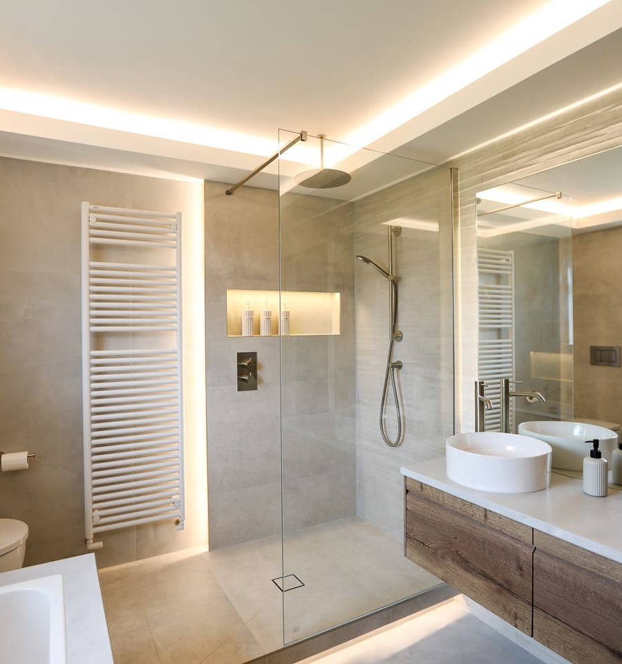 Modern bathroom by Leonide Interiors
